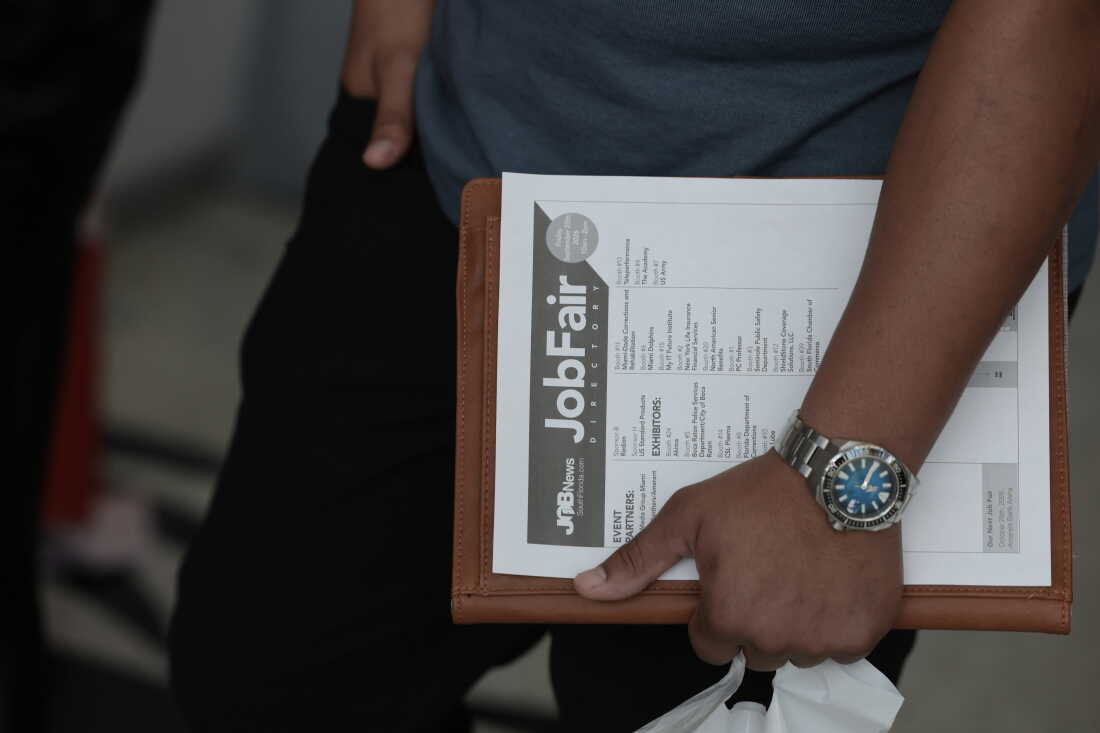 SUNRISE, FLORIDE - 25 SEPTEMBRE : un demandeur d'emploi détient des documents lors du salon de l'emploi Mega JobNewsUSA du sud de la Floride qui s'est tenu à l'Amerant Bank Arena le 25 septembre 2026 à Sunrise, en Floride. Les responsables du recrutement et les recruteurs de plus de 50 entreprises ont participé au salon de l'emploi pour recruter des travailleurs pour des opportunités dans diverses entreprises. (Photo de Joe Raedle/Getty Images)
