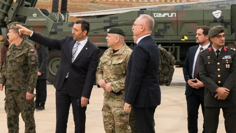 Ils sont venus examiner, les yeux de la Pologne sont rivés sur le missile TAYFUN