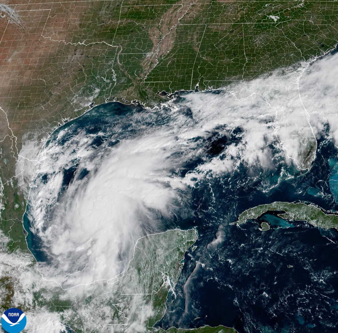 Cette image satellite de la National Oceanic and Atmospheric Administration montre la tempête tropicale Isaias au large de la côte est du Mexique le mercredi 7 octobre 2026.