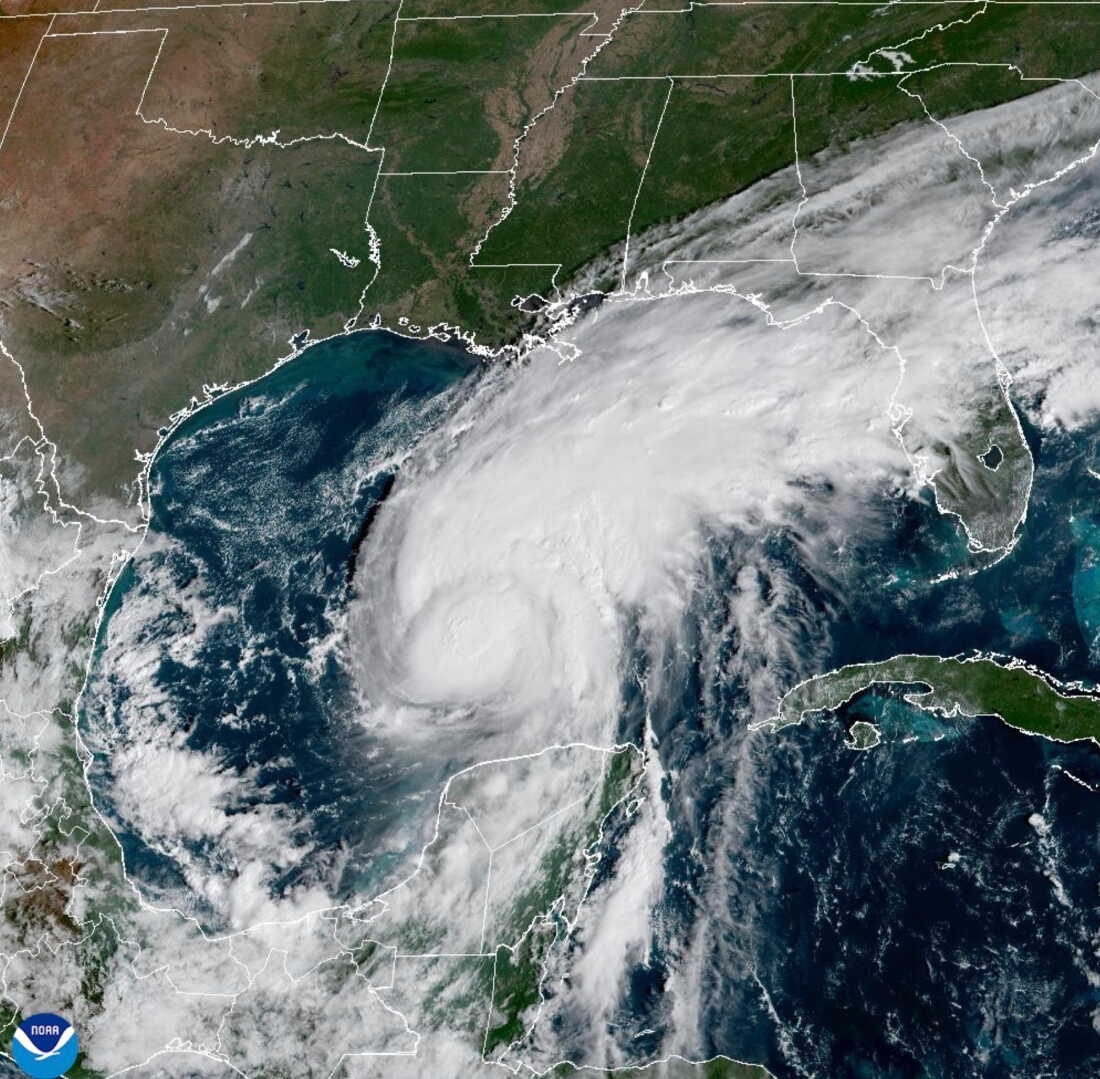 Cette image satellite de la National Oceanic and Atmospheric Administration montre l'ouragan Isaias se dirigeant vers la côte américaine du golfe le jeudi 8 octobre 2026.