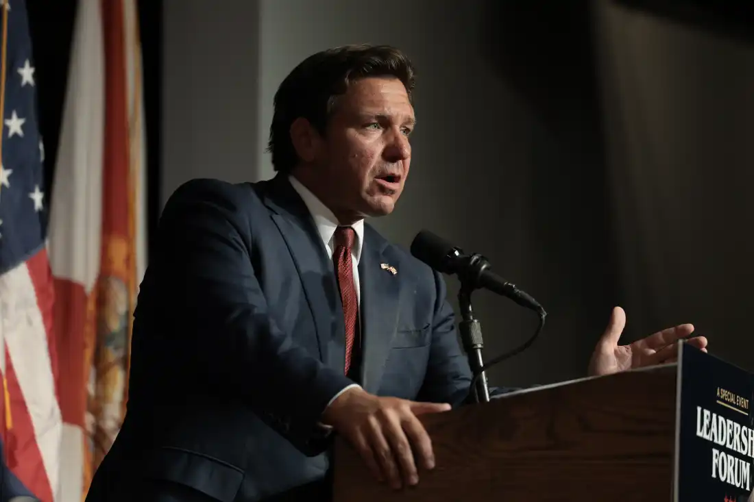 Le gouverneur républicain de Floride, Ron DeSantis, prend la parole lors d'un événement le 1er septembre à Tampa. Lui et l’association professionnelle Florida Realtors soutiennent le projet de loi.