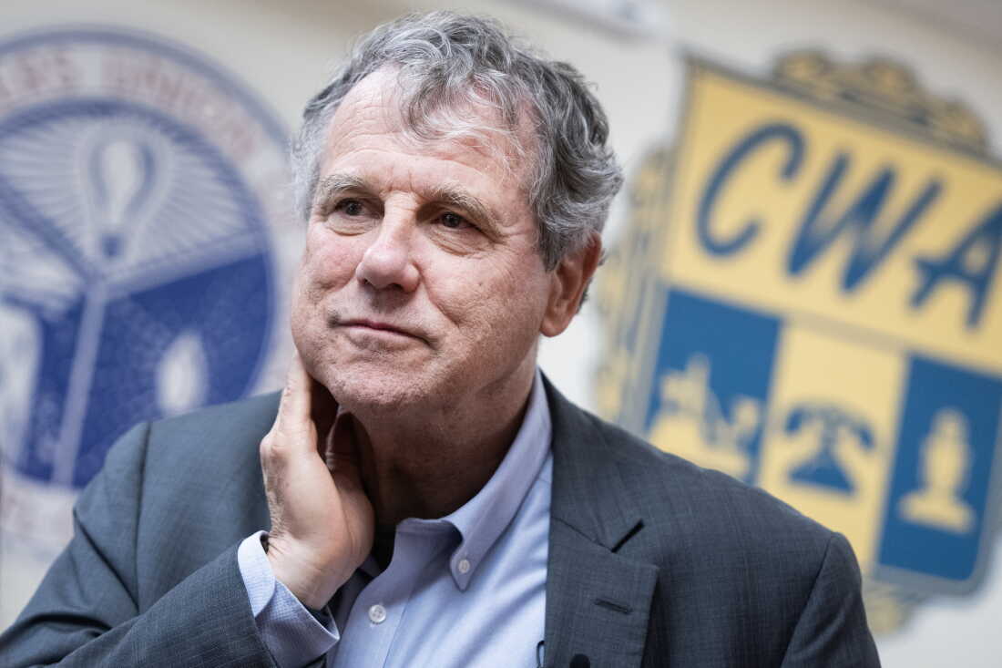 L'ancien sénateur démocrate Sherrod Brown assiste à un rassemblement avec la section locale 4370 des Communications Workers of America à Brooklyn Heights, Ohio, le 26 octobre 2024. Après avoir perdu son siège au Sénat il y a deux ans, Brown se présente à nouveau au Sénat, cherchant à vaincre le sénateur républicain sortant Jon Husted.