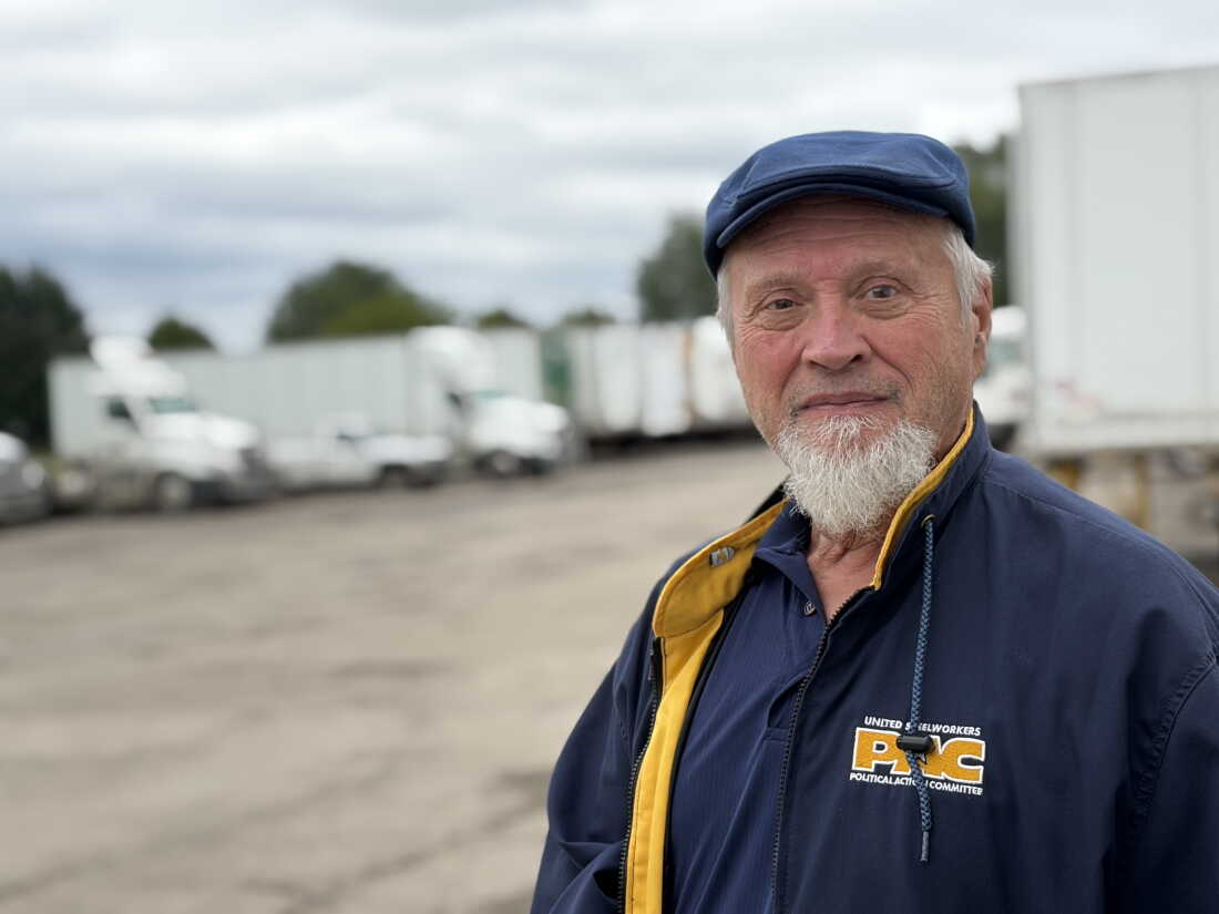 Dave Janiszewski a passé 40 ans à travailler dans une aciérie puis dans une usine de papier du centre de l'Ohio. Le démocrate de 72 ans est désormais en campagne pour Sherrod Brown. "Tout ce dont nous avions besoin, il était là pour nous," dit-il.