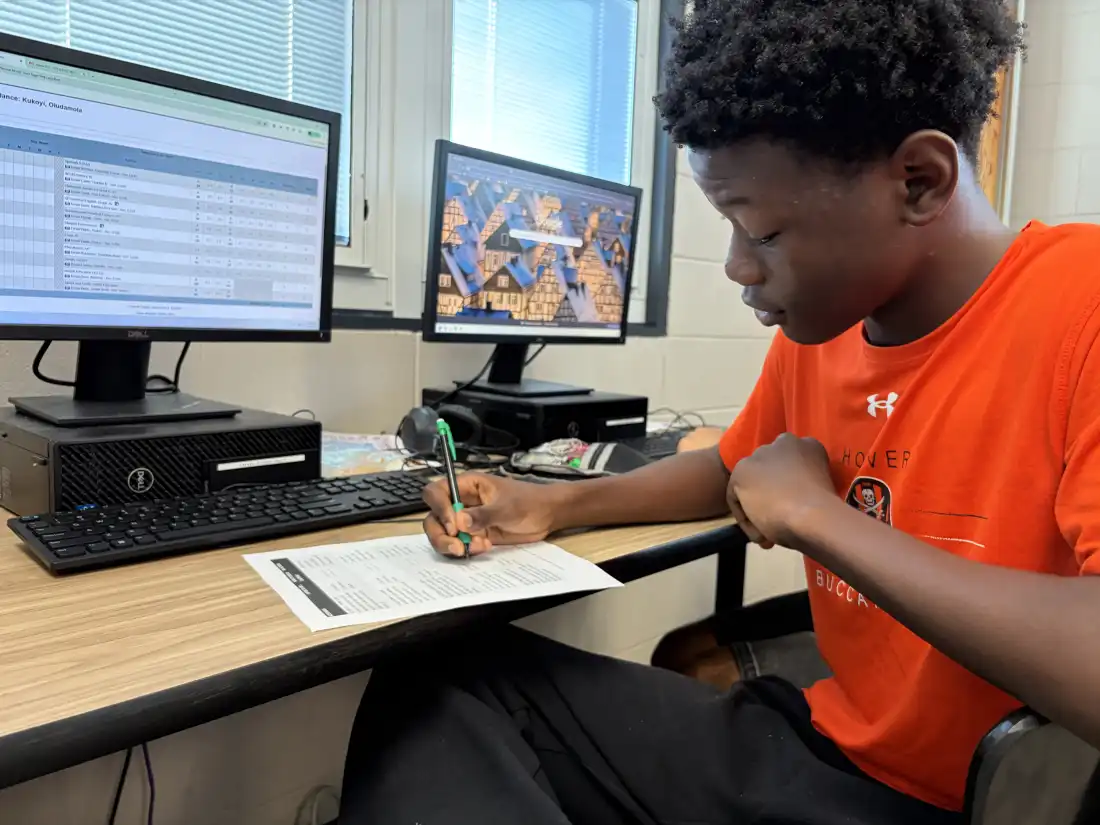 L'étudiant en deuxième année Damola Kukoyi remplit une feuille de travail dans son cours AP Business with Personal Finance à la Hoover High School le 6 octobre 2026.