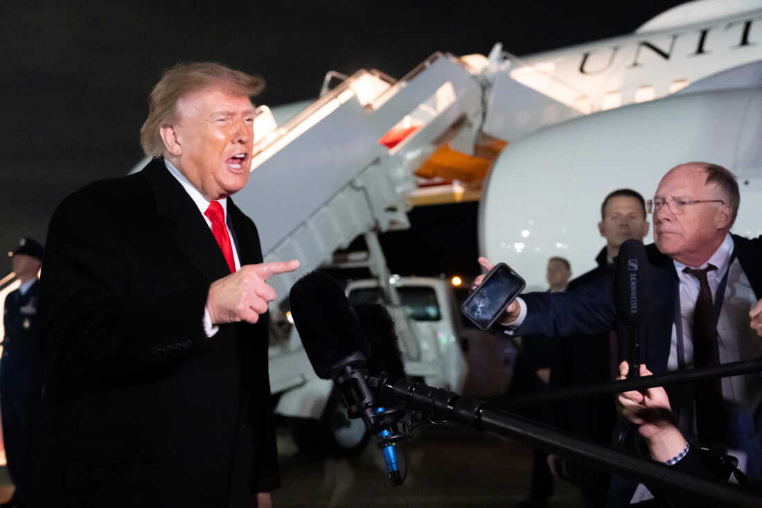 Le président Donald Trump s'entretient avec les journalistes alors qu'il arrive à bord d'Air Force One, le samedi 10 octobre 2026, à la base commune d'Andrews, dans le Maryland.