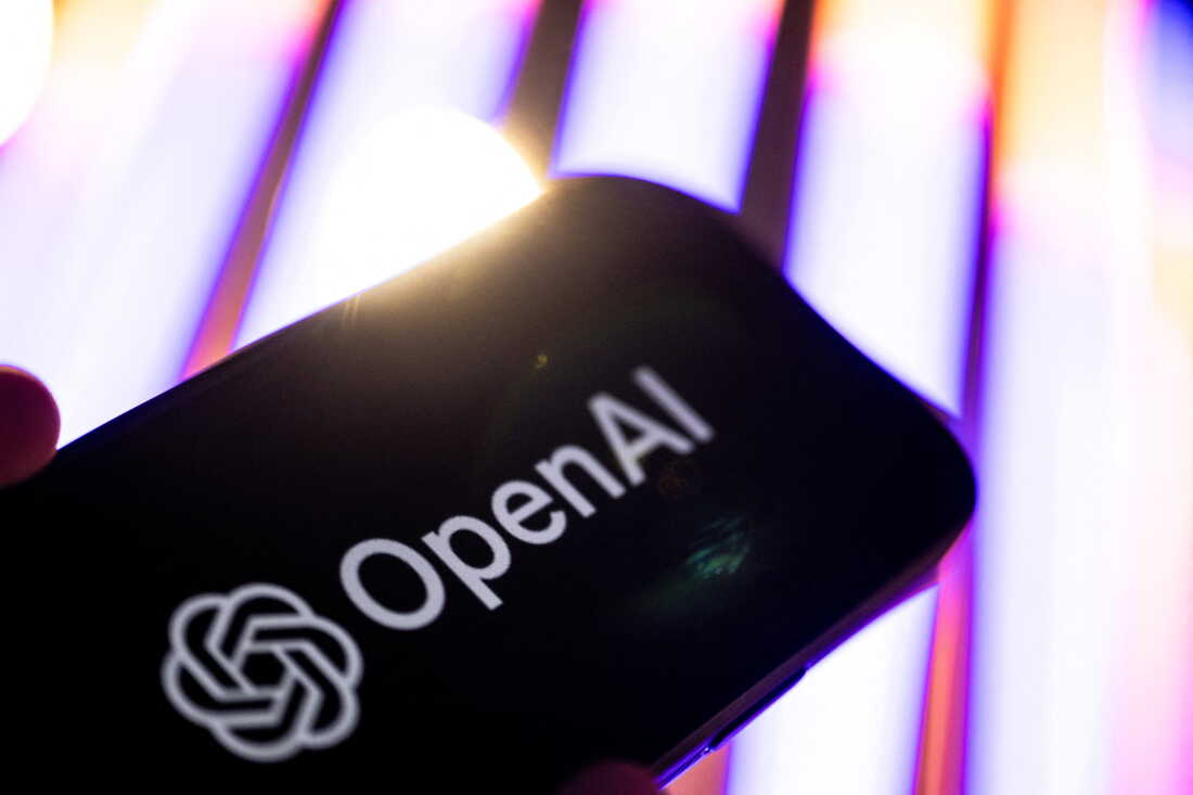 Le logo OpenAI est visible sur l'écran d'un smartphone.