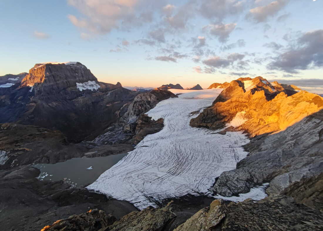 Un glacier suisse montre les effets d'années de perte de glace, des roches exposées remplaçant la glace qui recouvrait autrefois le paysage.