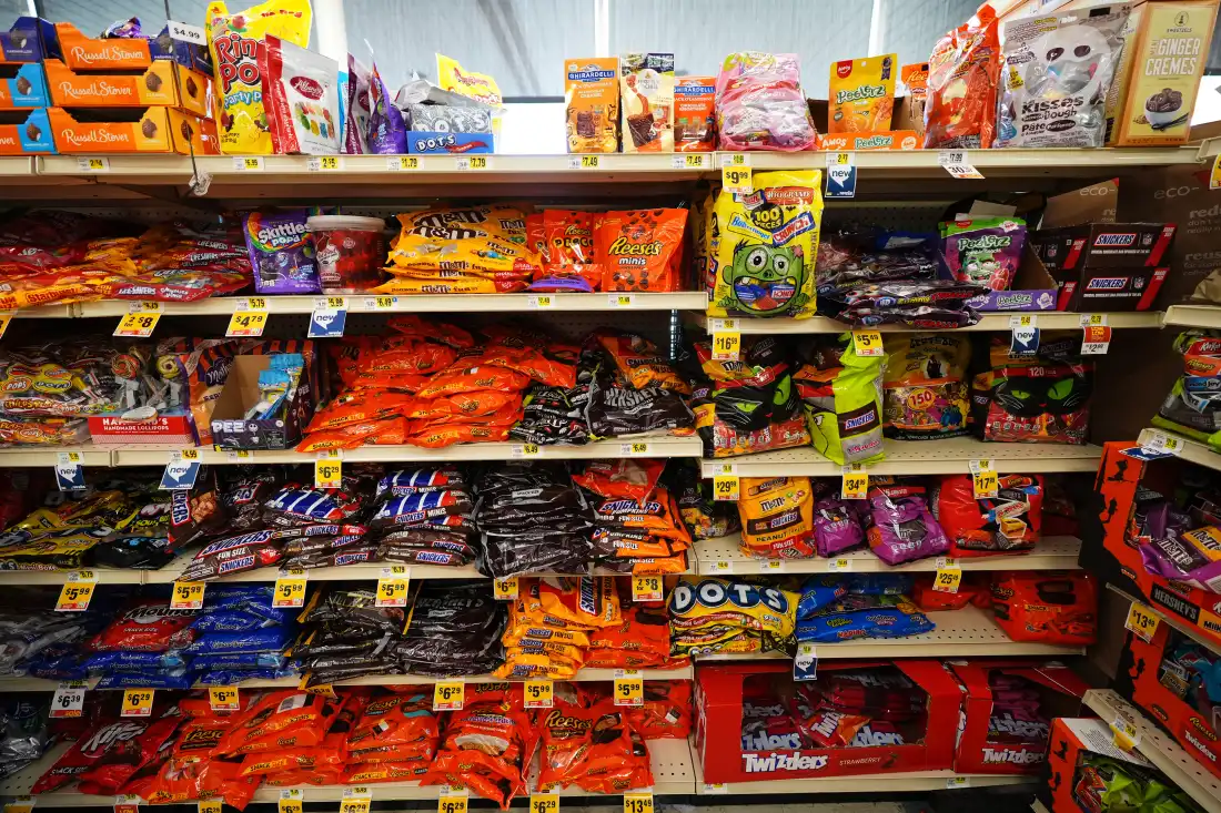 Des bonbons d'Halloween sont exposés à la vente dans une épicerie Weis Markets, le jeudi 22 octobre, à Dundalk, dans le Maryland.