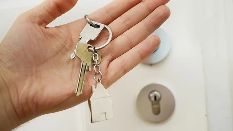 Les prix des logements continuent de baisser