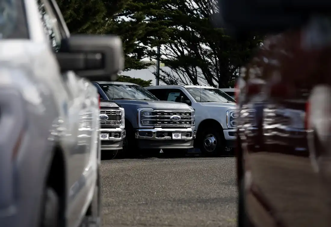 COLMA, CALIFORNIE - 06 JANVIER : Les camionnettes Ford sont exposées sur le terrain de vente de Serramonte Ford le 06 janvier 2026 à Colma, Californie.
