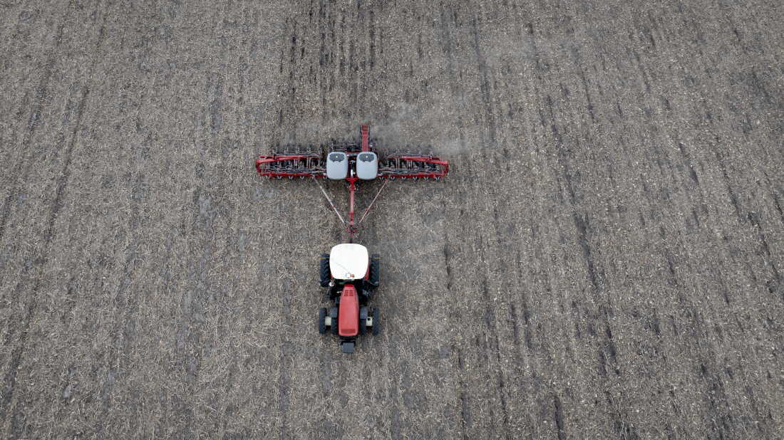 Sur cette vue aérienne, Dan Duffy utilise un tracteur pour planter du soja sur les terres qu'il cultive avec son frère le 28 avril 2025 près de Dwight, dans l'Illinois.
