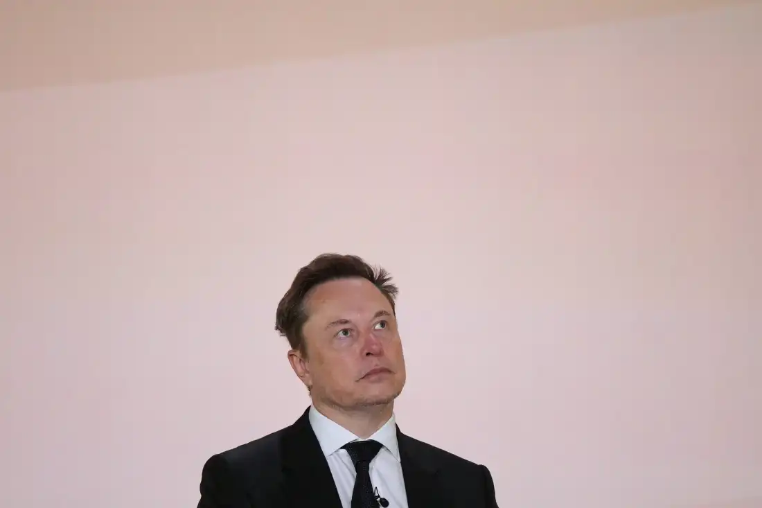 Elon Musk écoute lors d'un événement marquant le lancement du site Web America.gov, le 29 septembre 2026, à Washington, DC