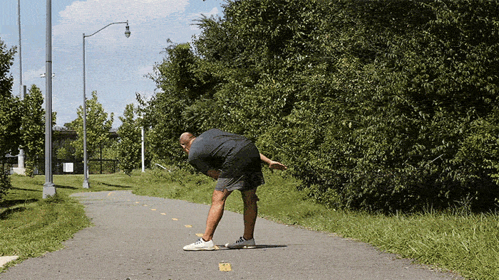 GIF d'un homme démontrant un exercice de mobilité en torsion.