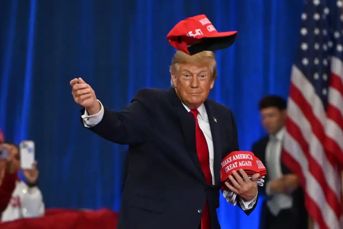 Le président Donald Trump jette un chapeau dans la foule alors qu'il arrive à un rassemblement électoral au Lubbock Memorial Civic Center, le mardi 27 octobre 2026, à Lubbock, Texas.