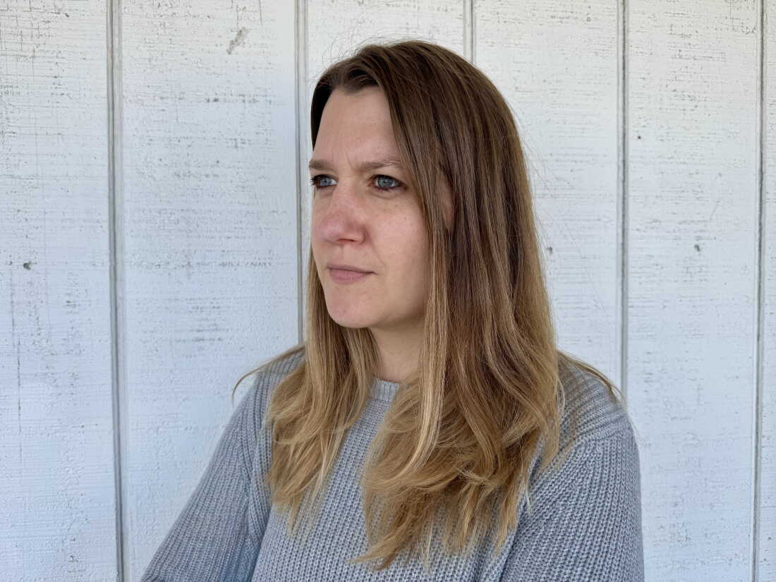 Carrie Goldstein devant sa maison le 4 octobre 2026. Les prix des logements et les taux hypothécaires l'empêchent de déménager.